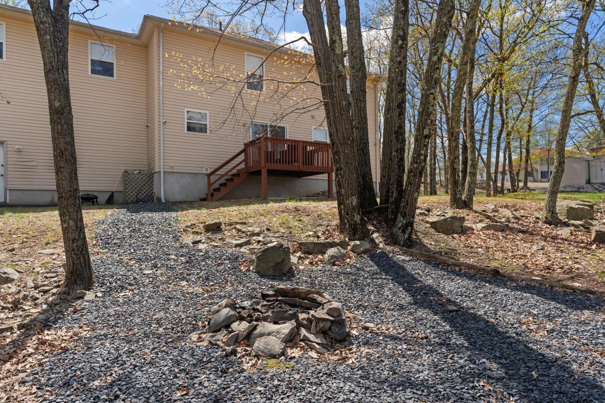 Holiday home Amazing In Poconos-hottub-game